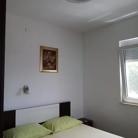 Zvonimir Apartment Pirovac