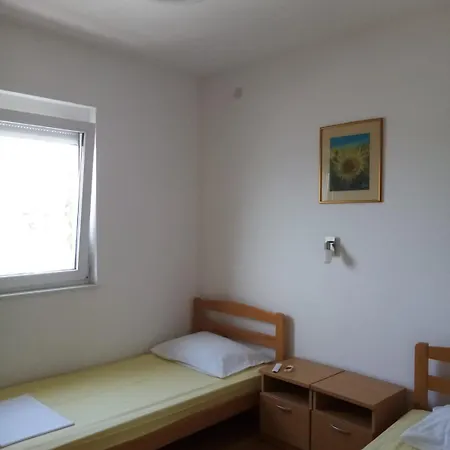 Zvonimir Διαμέρισμα Pirovac